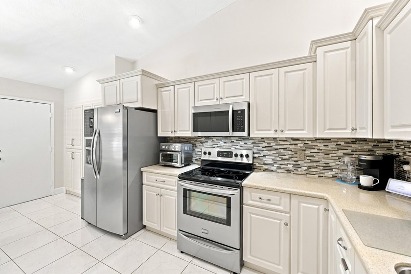 Welcome to this charming 2-bedroom, 2-bathroom villa located in - photo 21