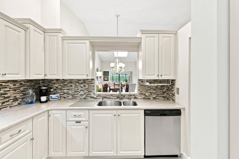 Welcome to this charming 2-bedroom, 2-bathroom villa located in - photo 22