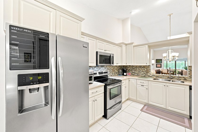Welcome to this charming 2-bedroom, 2-bathroom villa located in - photo 23