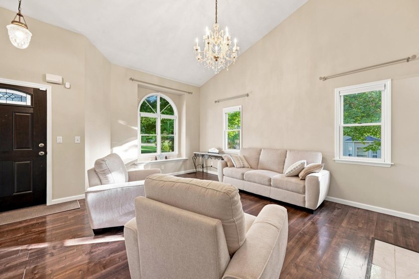 Welcome to 1345 RayLynn Dr. A meticulously maintained home - photo 4