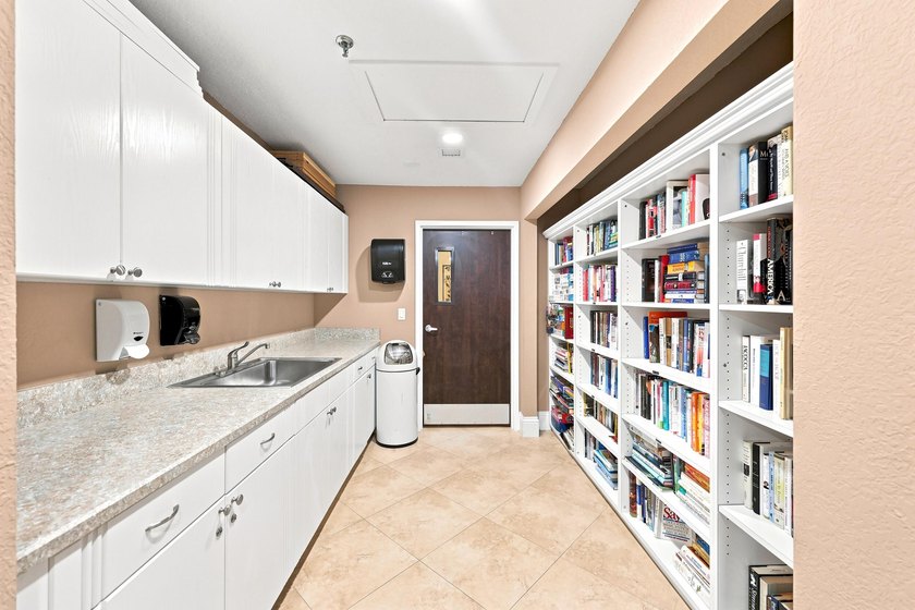 Welcome to this charming 2-bedroom, 2-bathroom villa located in - photo 48