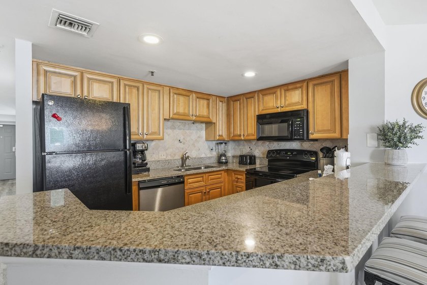 Fully furnished, high-floor oceanfront three-bedroom - photo 10