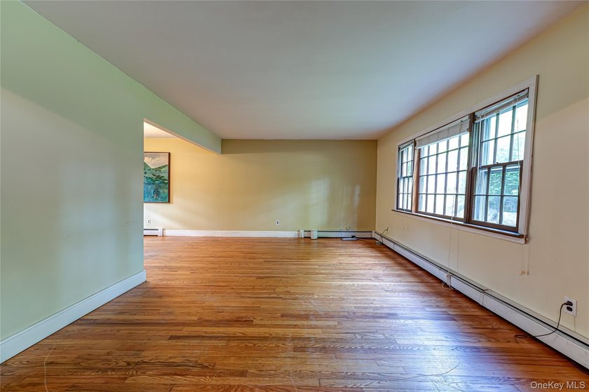 Opportunity to make this charming Halesite home your own. Tucked - photo 4