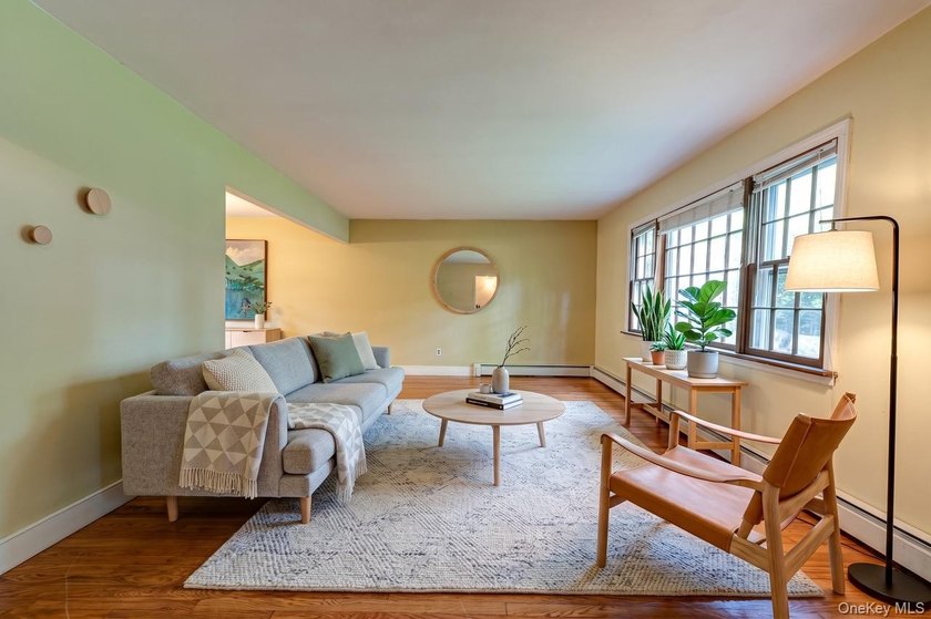 Opportunity to make this charming Halesite home your own. Tucked - photo 5
