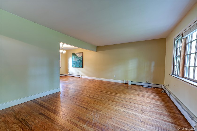 Opportunity to make this charming Halesite home your own. Tucked - photo 6