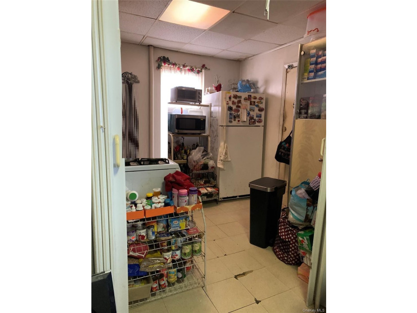 Short Sale. Fully Finished Basement with Separate Entrance - photo 7