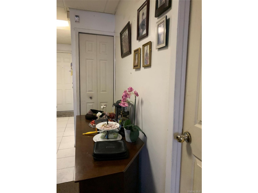 Short Sale. Fully Finished Basement with Separate Entrance - photo 10