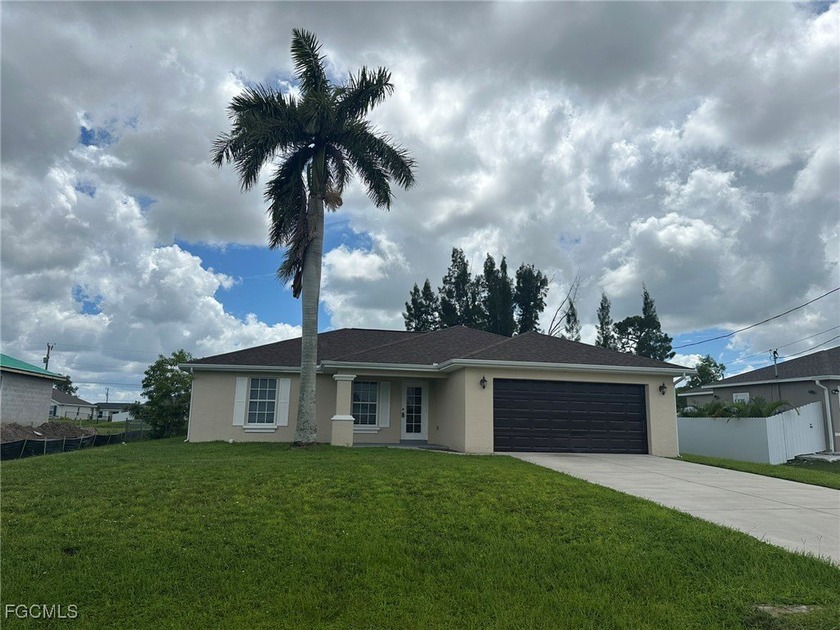 Renovated 3 bedrooms plus den, 2 bath, 2 car garage with new - photo 3