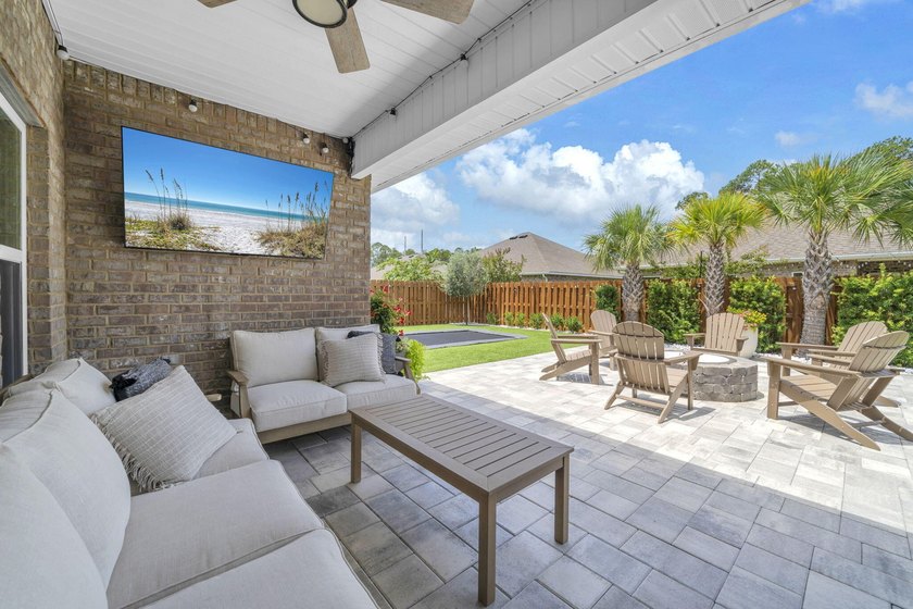 Beautifully maintained home with exceptional outdoor living! The - photo 7