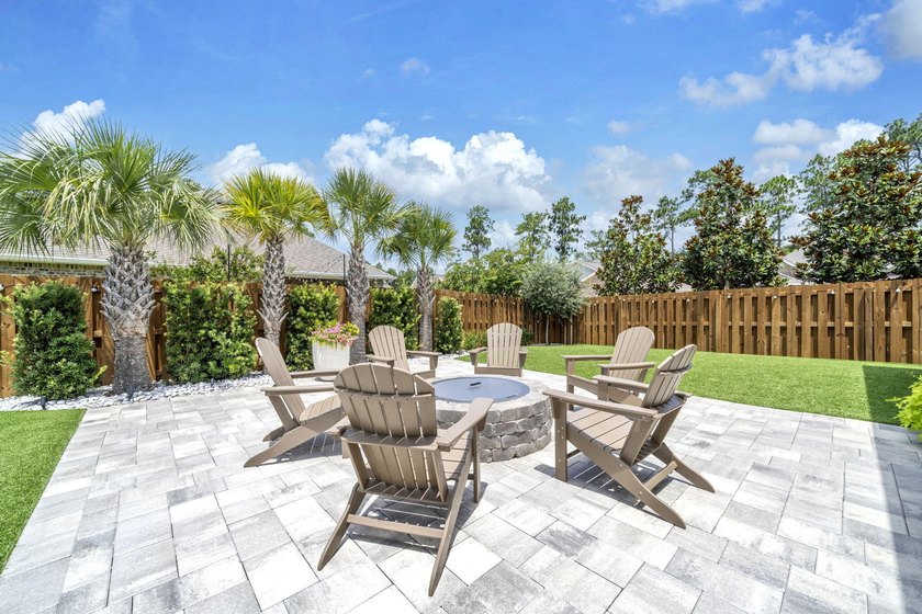 Beautifully maintained home with exceptional outdoor living! The - photo 10