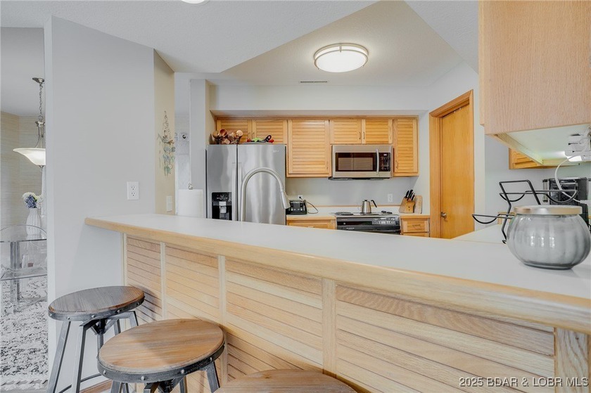 Beautiful, light and bright 2 level condo that feels more like a - photo 11