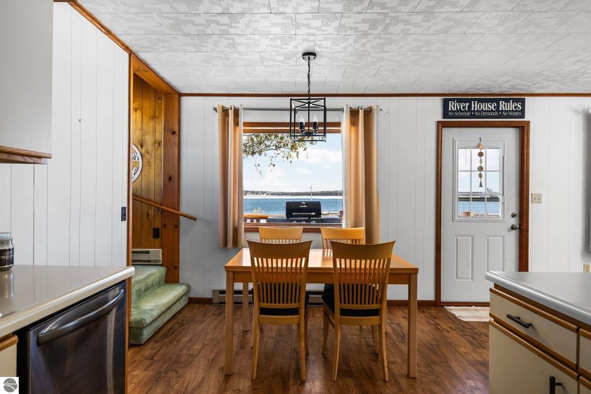 Welcome to your dream retreat, a stunning log-sided house - photo 11