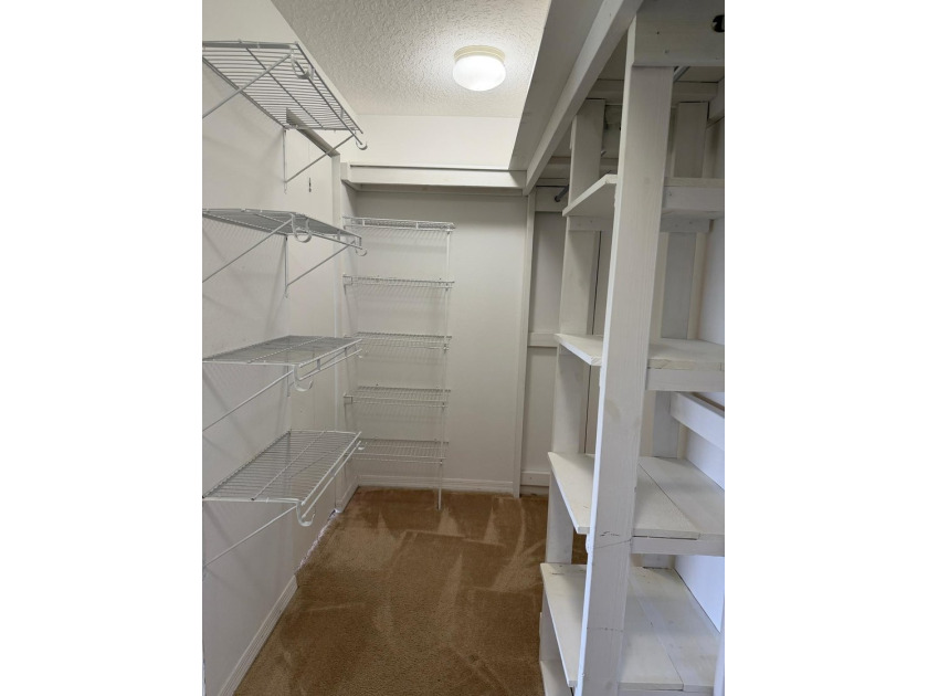 Excellent location with plenty of shops and restaurants nearby - photo 11