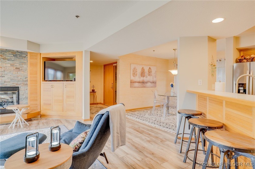 Beautiful, light and bright 2 level condo that feels more like a - photo 12