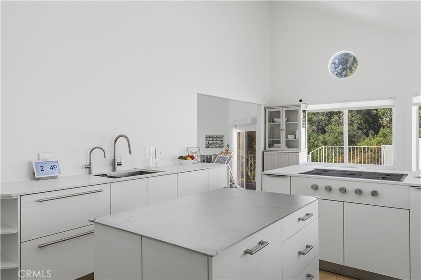 Welcome to 411 Woodcliffe Road, a truly exceptional residence - photo 13