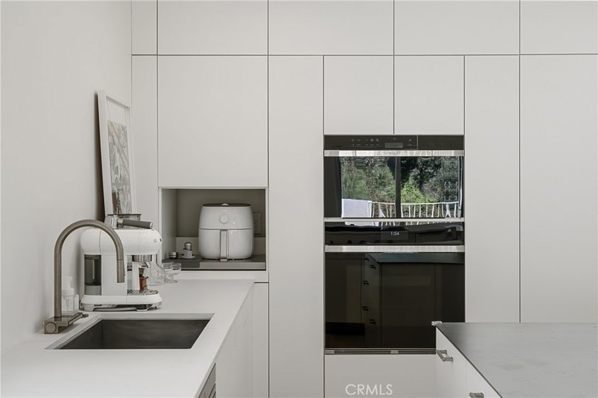 Welcome to 411 Woodcliffe Road, a truly exceptional residence - photo 15