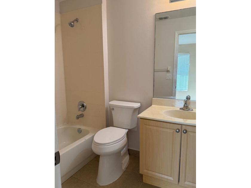 Excellent location with plenty of shops and restaurants nearby - photo 17