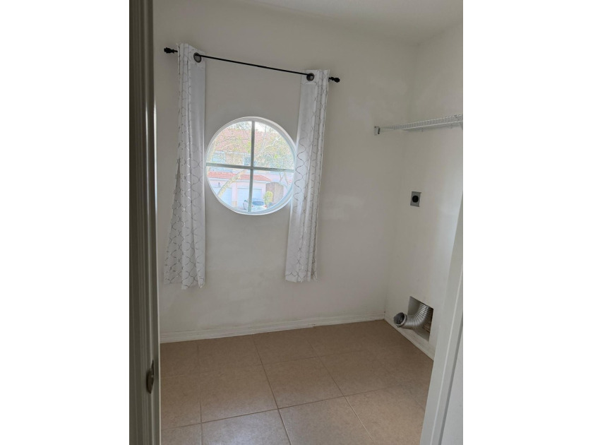 Excellent location with plenty of shops and restaurants nearby - photo 18