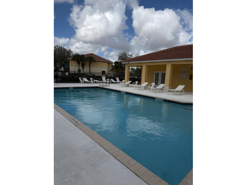 Excellent location with plenty of shops and restaurants nearby - photo 24