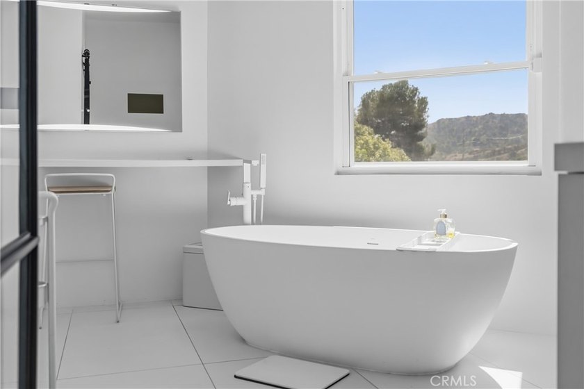Welcome to 411 Woodcliffe Road, a truly exceptional residence - photo 39