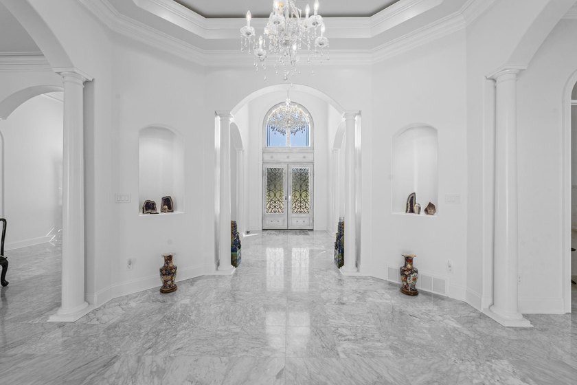 Stunning 1-level 5,000 SF Neoclassical Mediterranean Villa on 10 - photo 2