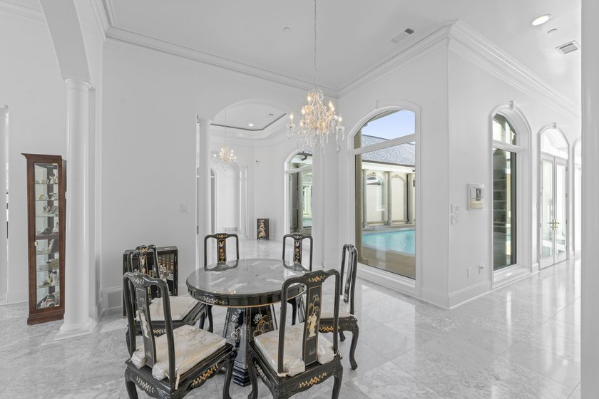 Stunning 1-level 5,000 SF Neoclassical Mediterranean Villa on 10 - photo 4