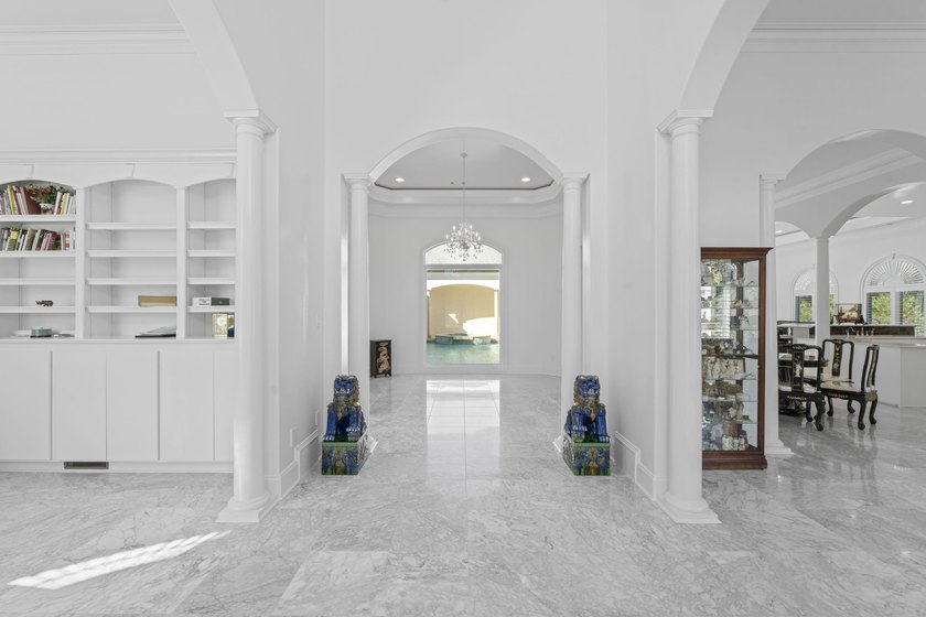 Stunning 1-level 5,000 SF Neoclassical Mediterranean Villa on 10 - photo 5