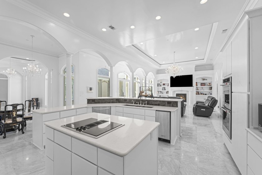 Stunning 1-level 5,000 SF Neoclassical Mediterranean Villa on 10 - photo 7