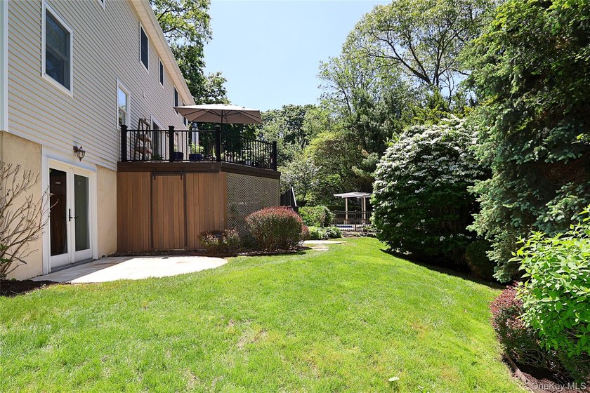 Located in the heart of Huntington, this beautifully updated - photo 31