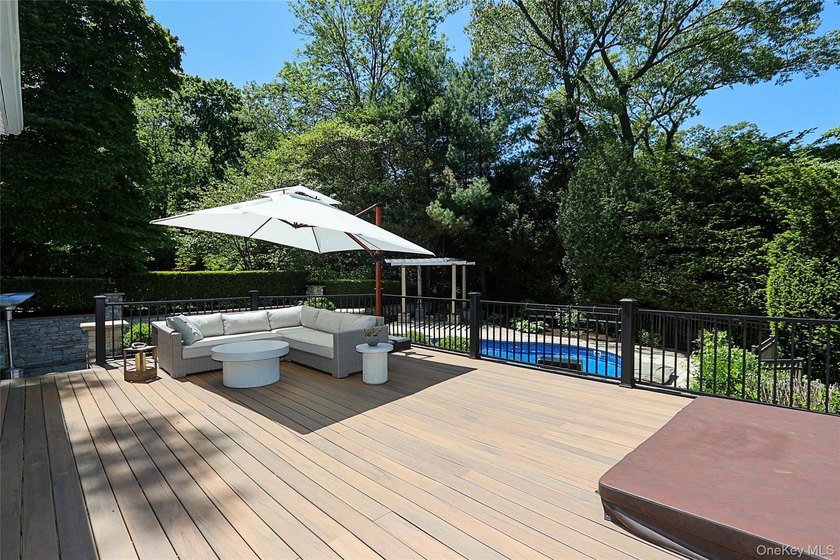 Located in the heart of Huntington, this beautifully updated - photo 32