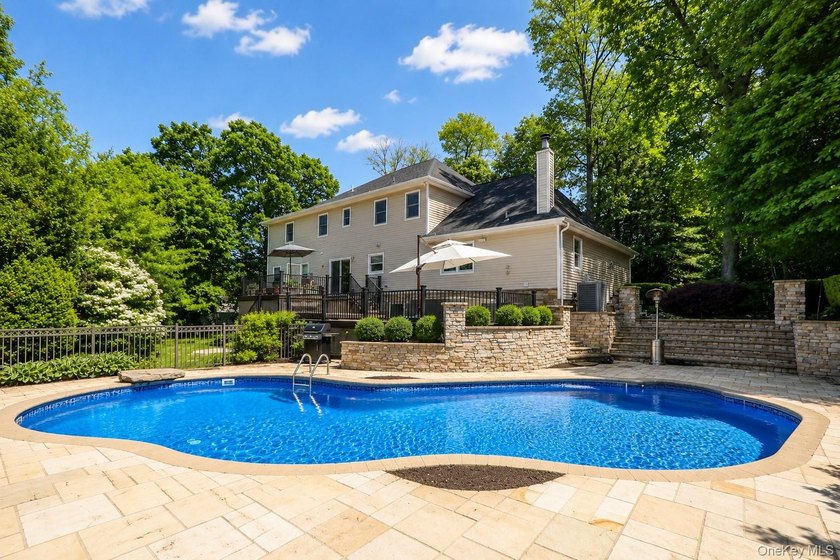 Located in the heart of Huntington, this beautifully updated - photo 33