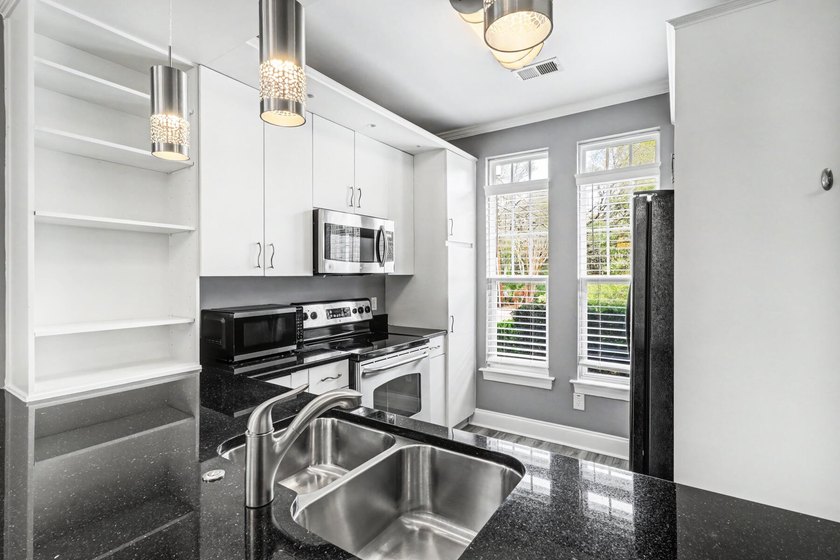PRICE REDUCTION! MOTIVATED SELLER! Charming 3-bedroom, 2-bath - photo 5