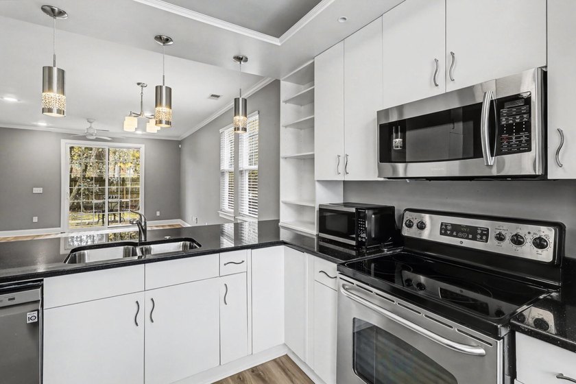 PRICE REDUCTION! MOTIVATED SELLER! Charming 3-bedroom, 2-bath - photo 6