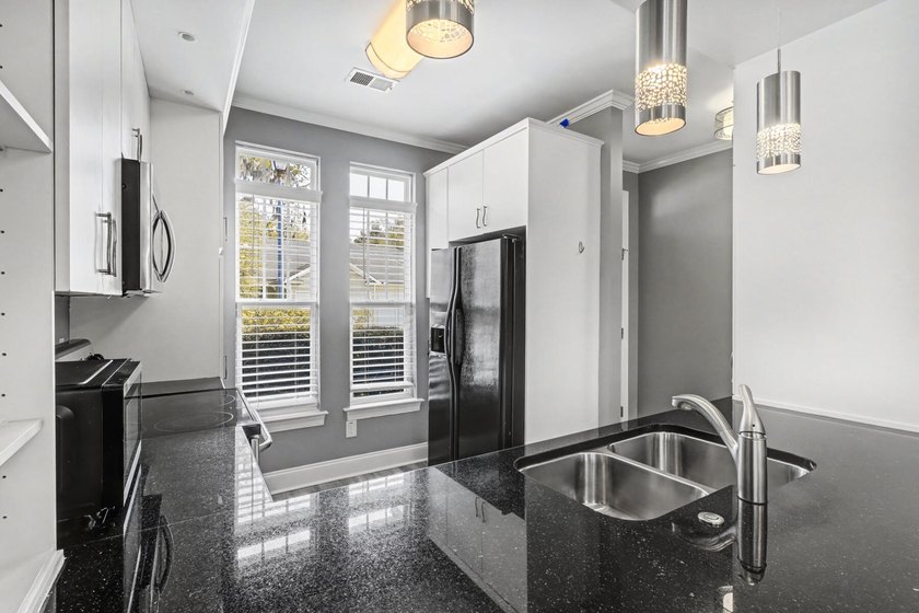 PRICE REDUCTION! MOTIVATED SELLER! Charming 3-bedroom, 2-bath - photo 7
