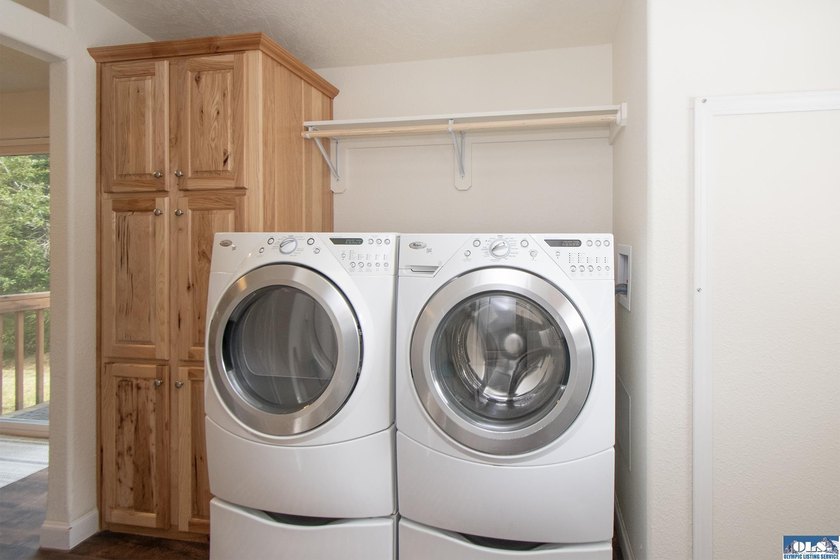 Welcome home! 4 BR, 2 BA home PLUS 2 car detached garage w/ - photo 30