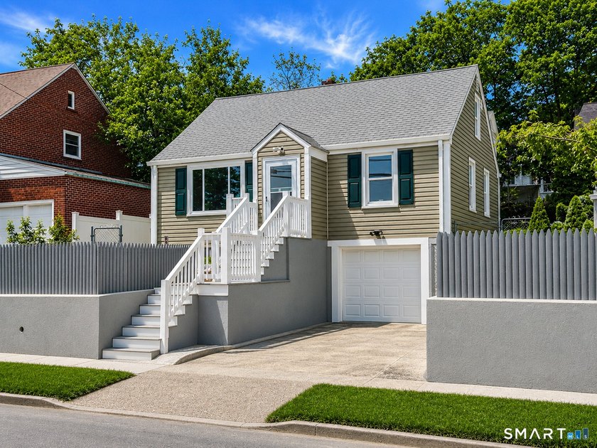Move right into this beautifully renovated Cape-style home - photo 11