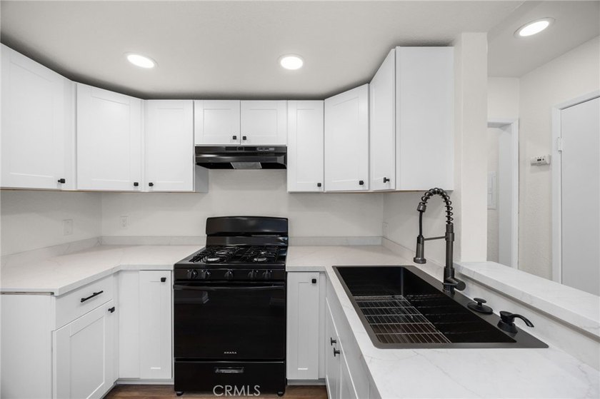 Welcome to 600 W 3rd Street, Unit B205, a fully remodeled - photo 5