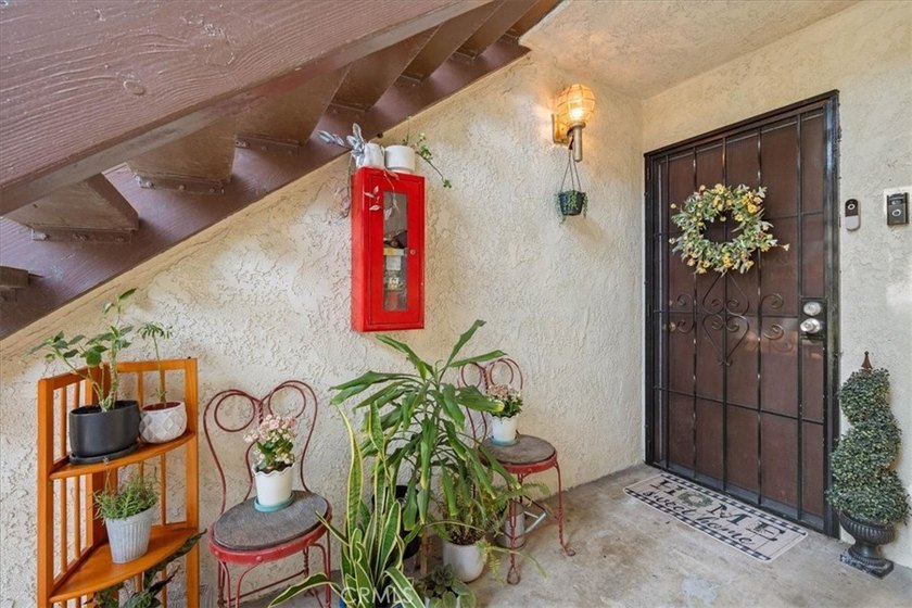 Beautiful move-in ready 2-bedroom, 2-bathroom first-floor condo - photo 2