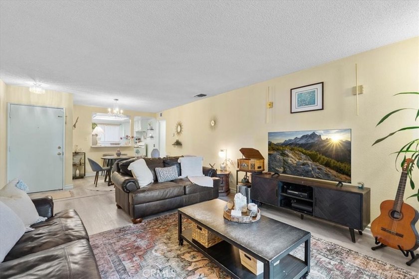 Beautiful move-in ready 2-bedroom, 2-bathroom first-floor condo - photo 3