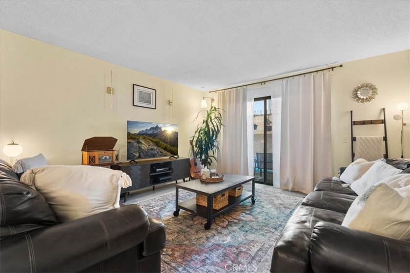 Beautiful move-in ready 2-bedroom, 2-bathroom first-floor condo - photo 4