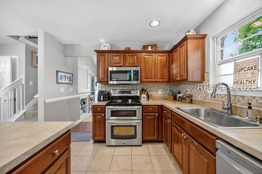 Welcome home to this end-unit 3 bed, 2.1 bath townhome in Azalea - photo 12