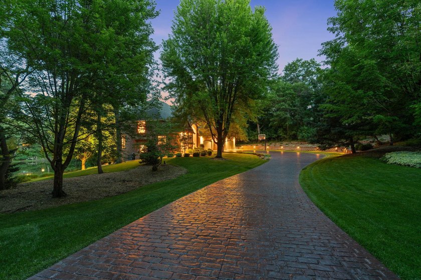 Set at the very end of Timber Lane behind private brick-pillar - photo 4