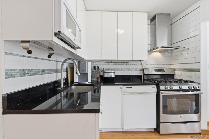 Well-maintained brick home in the desirable Bayside neighborhood - photo 5