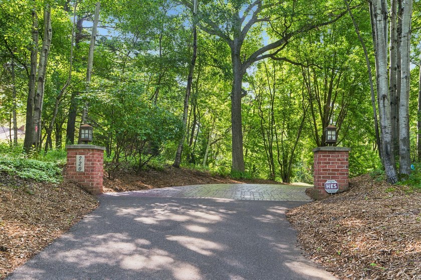Set at the very end of Timber Lane behind private brick-pillar - photo 8