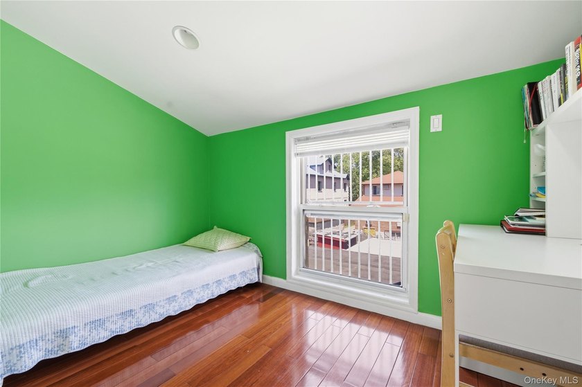 Well-maintained brick home in the desirable Bayside neighborhood - photo 9