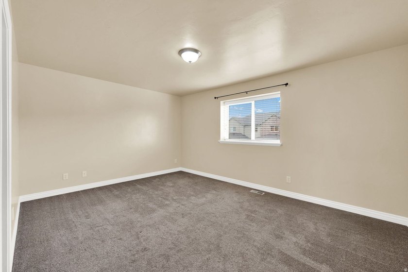 Discover this beautifully maintained 4-bedroom, 2.5-bathroom - photo 14