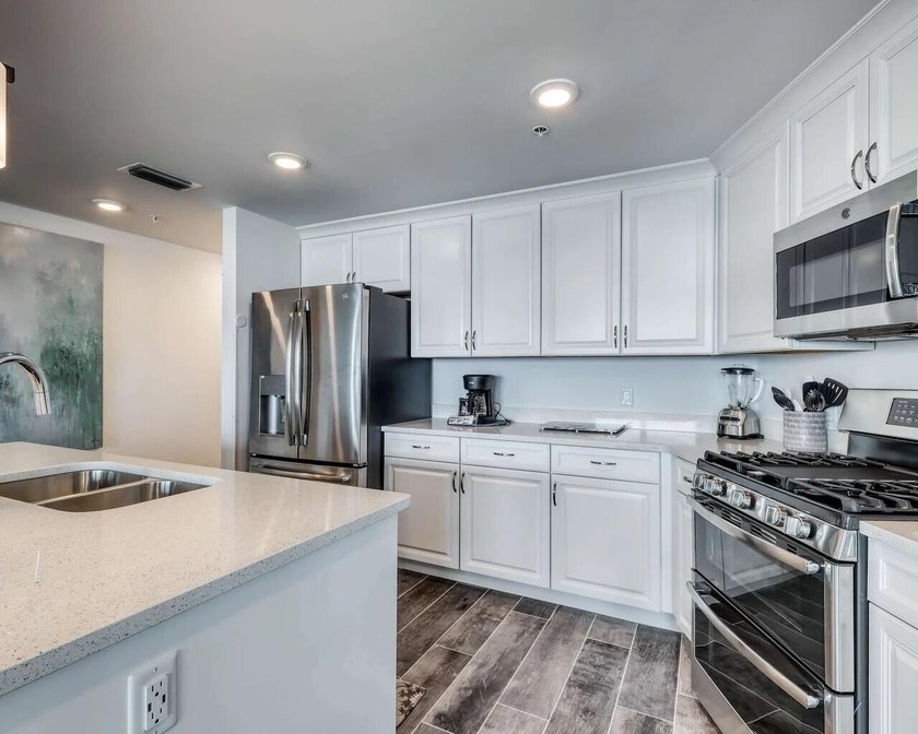 Luxury living at its best! 101 blu is a spacious, contemporary 2 - photo 10