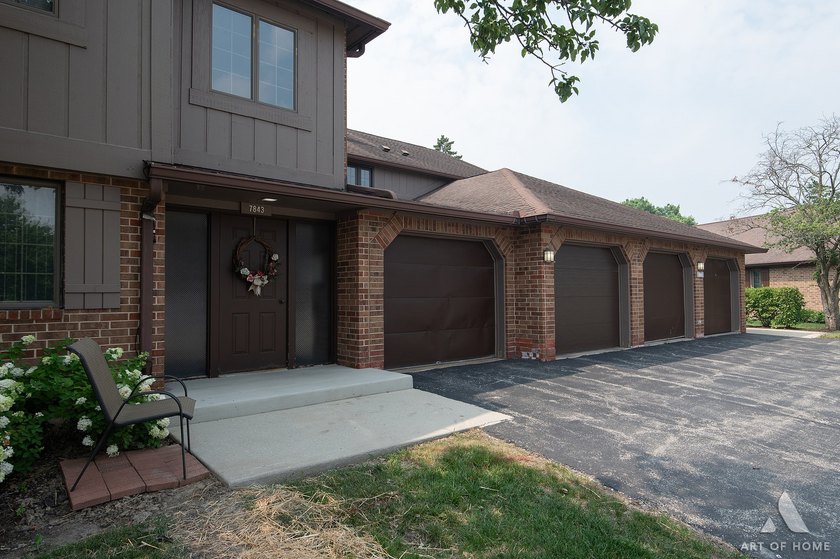 Welcome to easy, no-stairs living in the desirable Oak Hills - photo 3