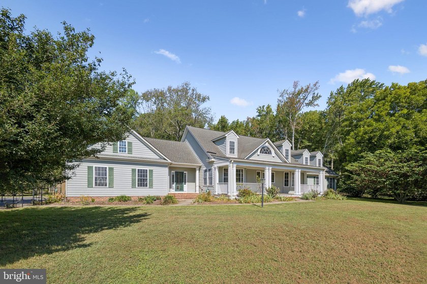 Welcome to a private estate that perfectly blends comfort - photo 2