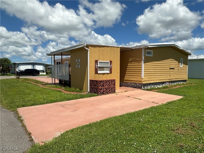Excellent investment opportunity in this corner-lot home located - photo 3